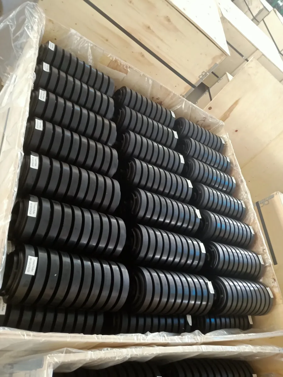 Multiple rubber-ring impact idlers arranged in a packing crate